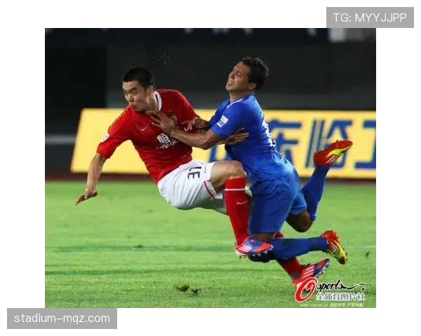 足球规则中合法冲撞的判定标准与实际应用解析 足球规则中合法冲撞的判定标准与实际应用解析